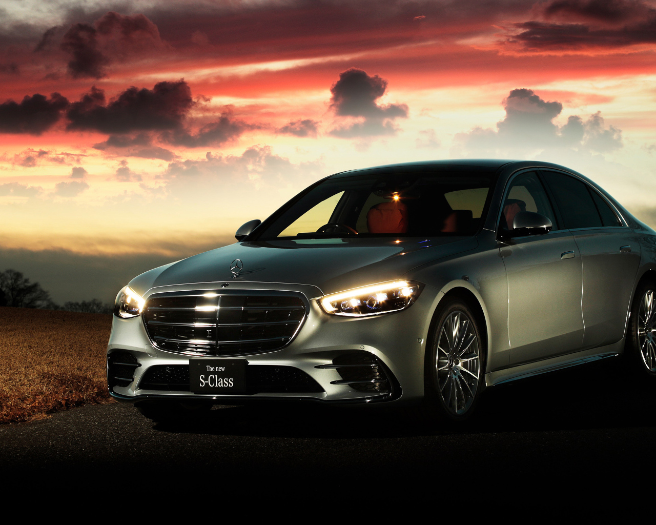 Автомобиль Mercedes-Benz S-Class S500 4MATIC Lang AMG Line 2021 года на фоне неба