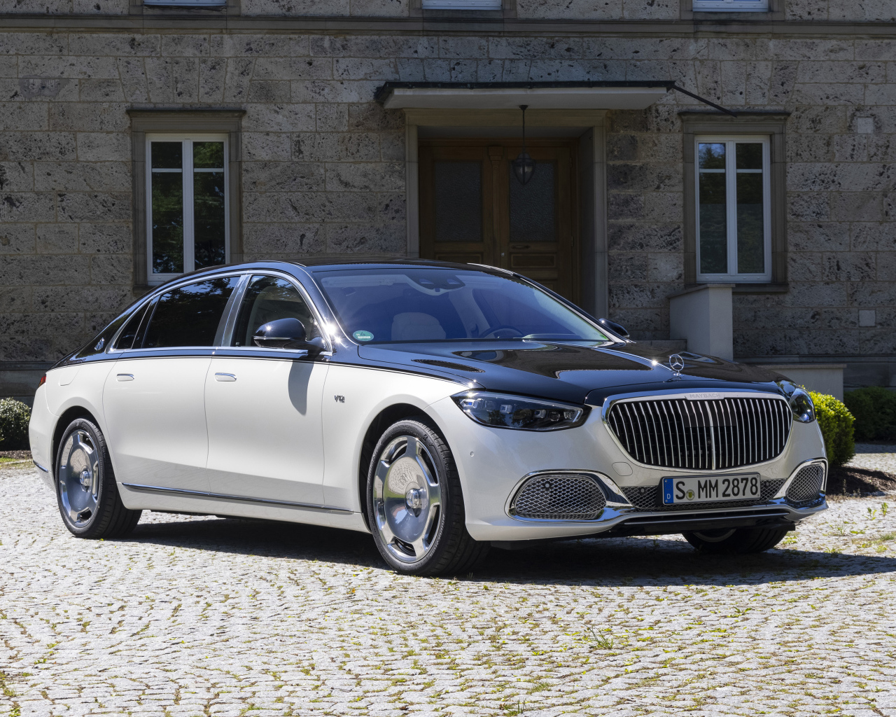 Серебристый автомобиль Mercedes-Maybach S 680 4MATIC 2021 года у дома