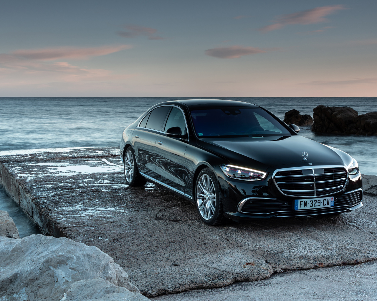 Черный дорогой автомобиль Mercedes-Benz S 400 D 4MATIC  у моря