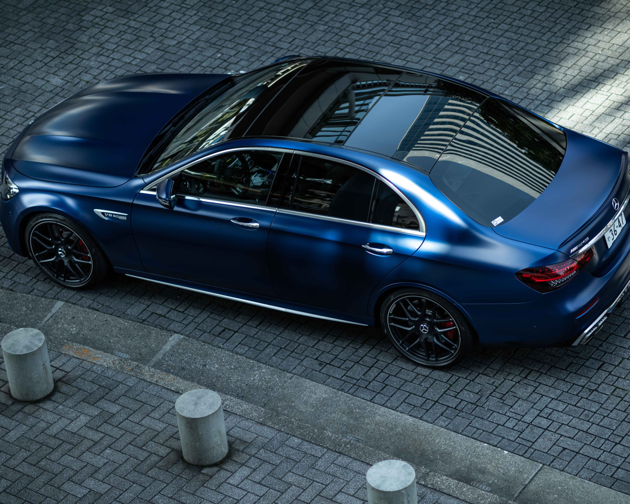 Синий автомобиль Mercedes-AMG E 63 S 4MATIC+ вид сзади