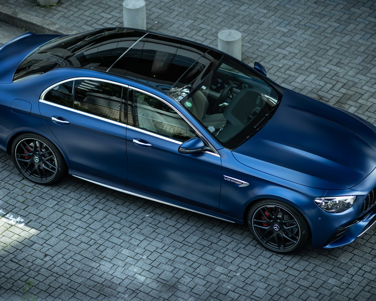 Синий автомобиль Mercedes-AMG E 63 S 4MATIC+ вид сверху