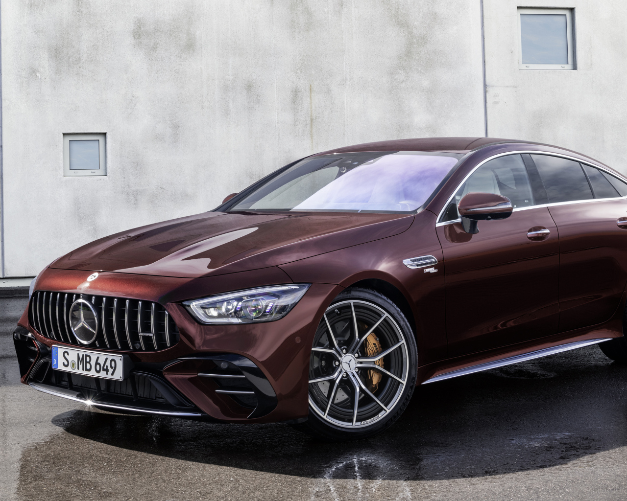 Коричневый автомобиль  Mercedes-AMG GT 53, 2021 года