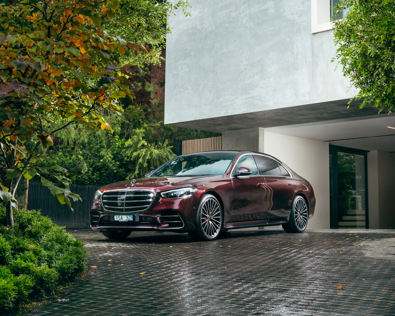 Бордовый автомобиль Mercedes-Benz S 450 Lang 4MATIC AMG Line 2021 года у дома