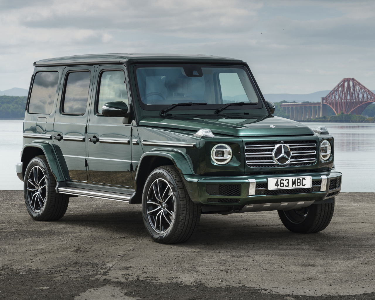 Зеленый Mercedes-Benz G 400 D AMG Line 2021 года у реки