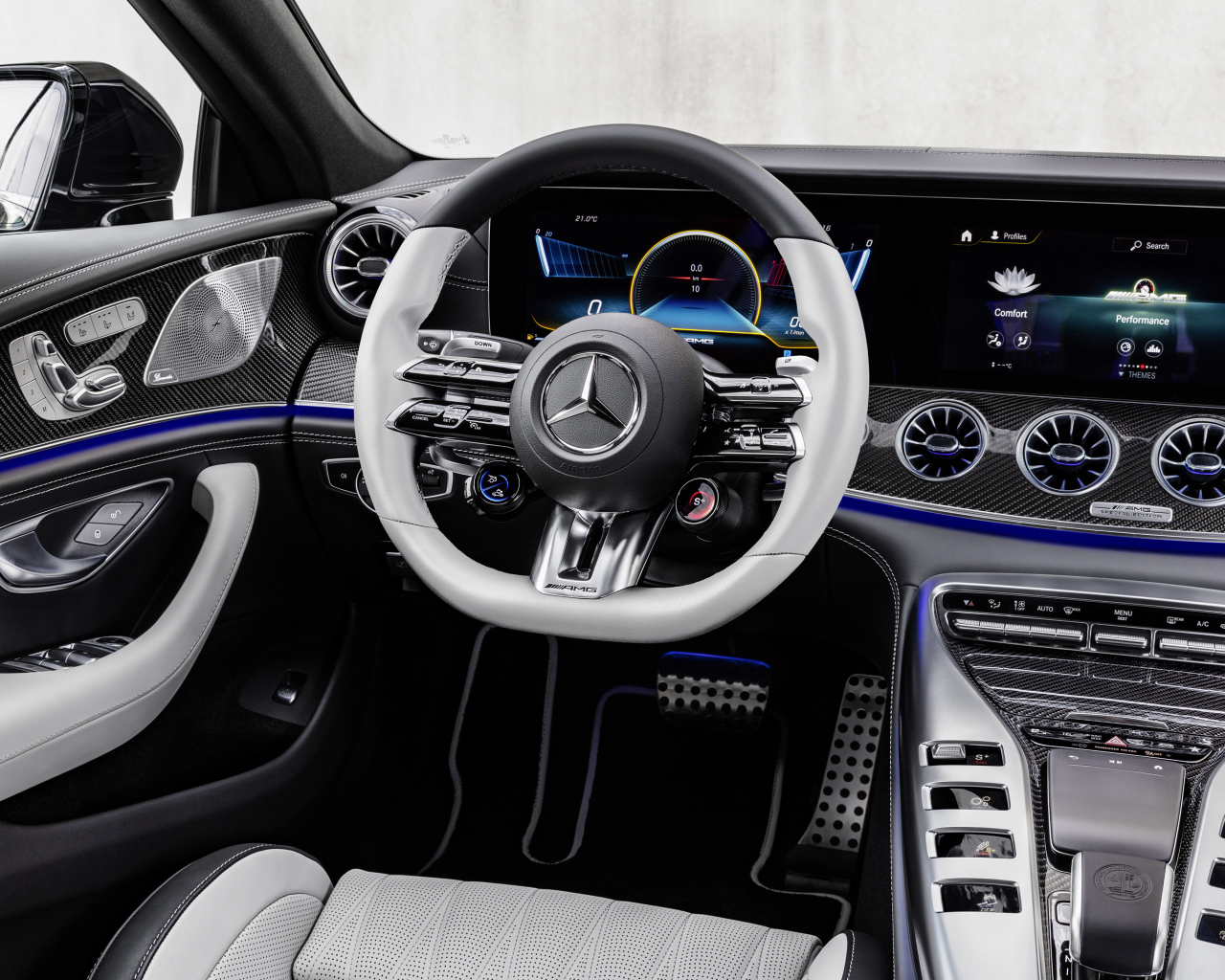 Салон автомобиля Mercedes-AMG GT 53, 2021 года