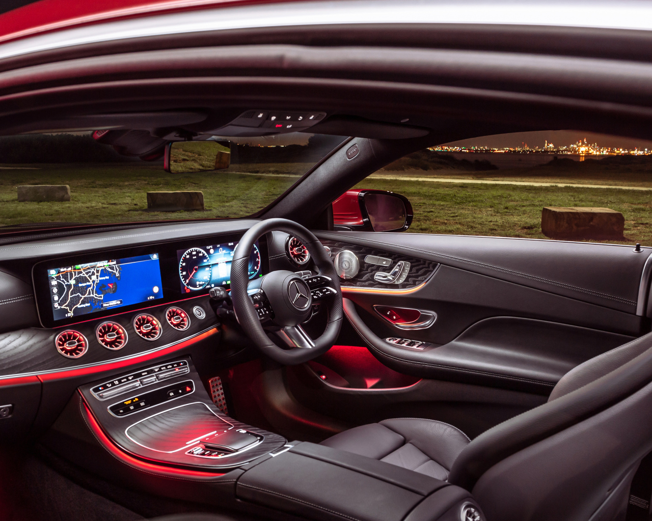 Кожаный салон автомобиля Mercedes-Benz E 350 AMG Line Coupé 2021