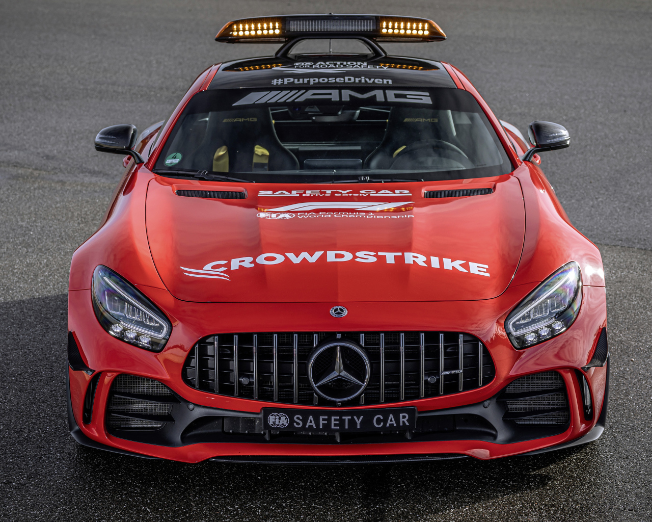 Красный автомобиль Mercedes-AMG GT R F1 Safety Car 2021 года вид спереди
