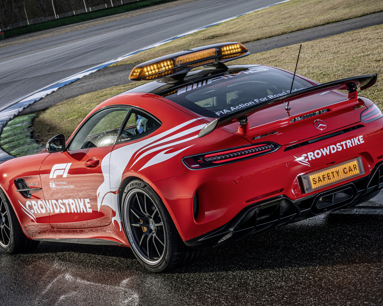 Красный Mercedes-AMG GT R F1 Safety Car 2021 года вид сзади