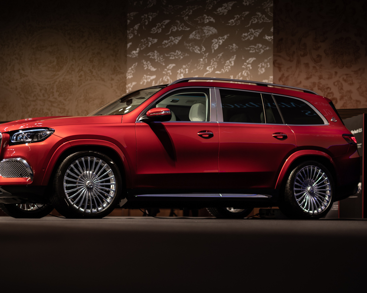 Красный автомобиль Mercedes-Maybach GLS 600 4MATIC 2021 года