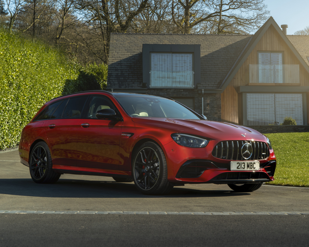 Красный Mercedes-AMG E 63 S 4MATIC+ у дома