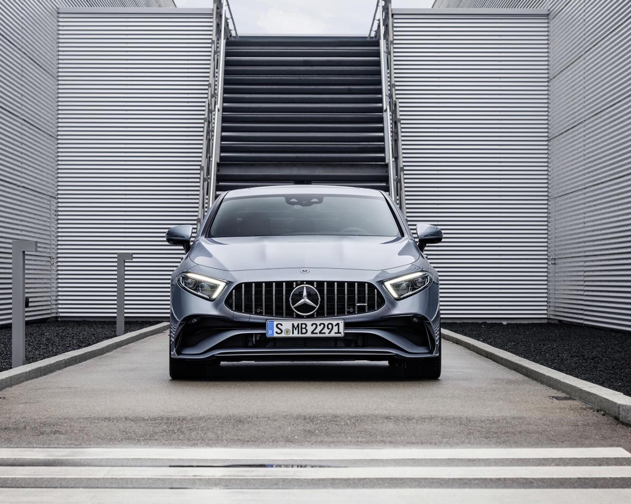 Серебристый автомобиль Mercedes-AMG CLS 53 4MATIC+ 2021 года