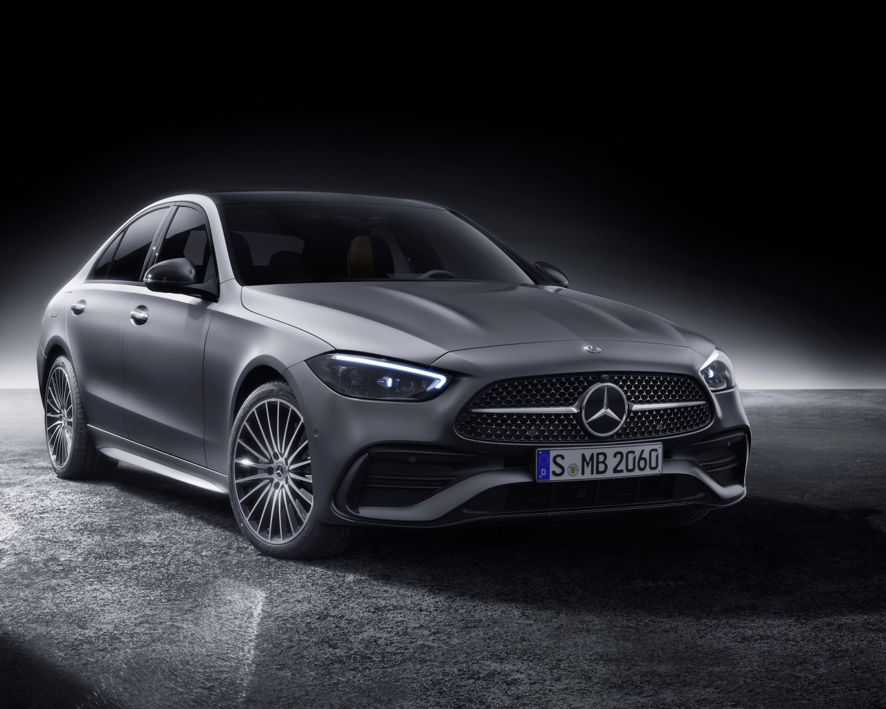 Серебристый автомобиль Mercedes-Benz C 300 AMG Line 2021 года на черном фоне