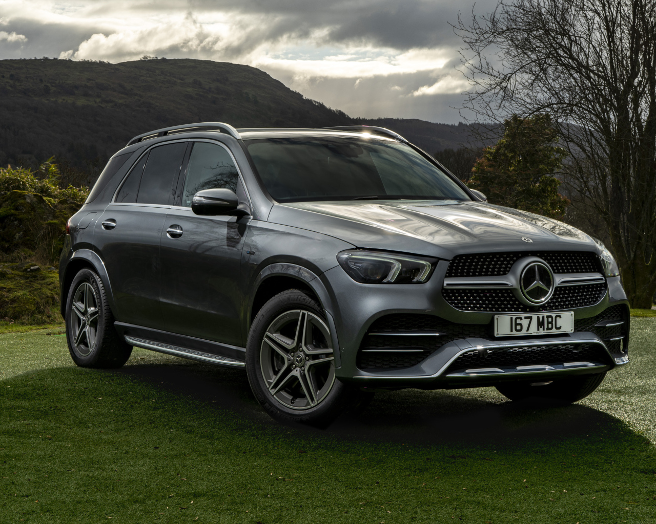 Серебристый автомобиль Mercedes-Benz GLE 350 De 4MATIC AMG Line на траве