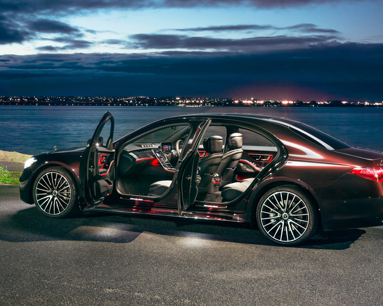 Стильный Mercedes-Benz S 450 Lang 4MATIC AMG Line 2021 года с открытыми дверями