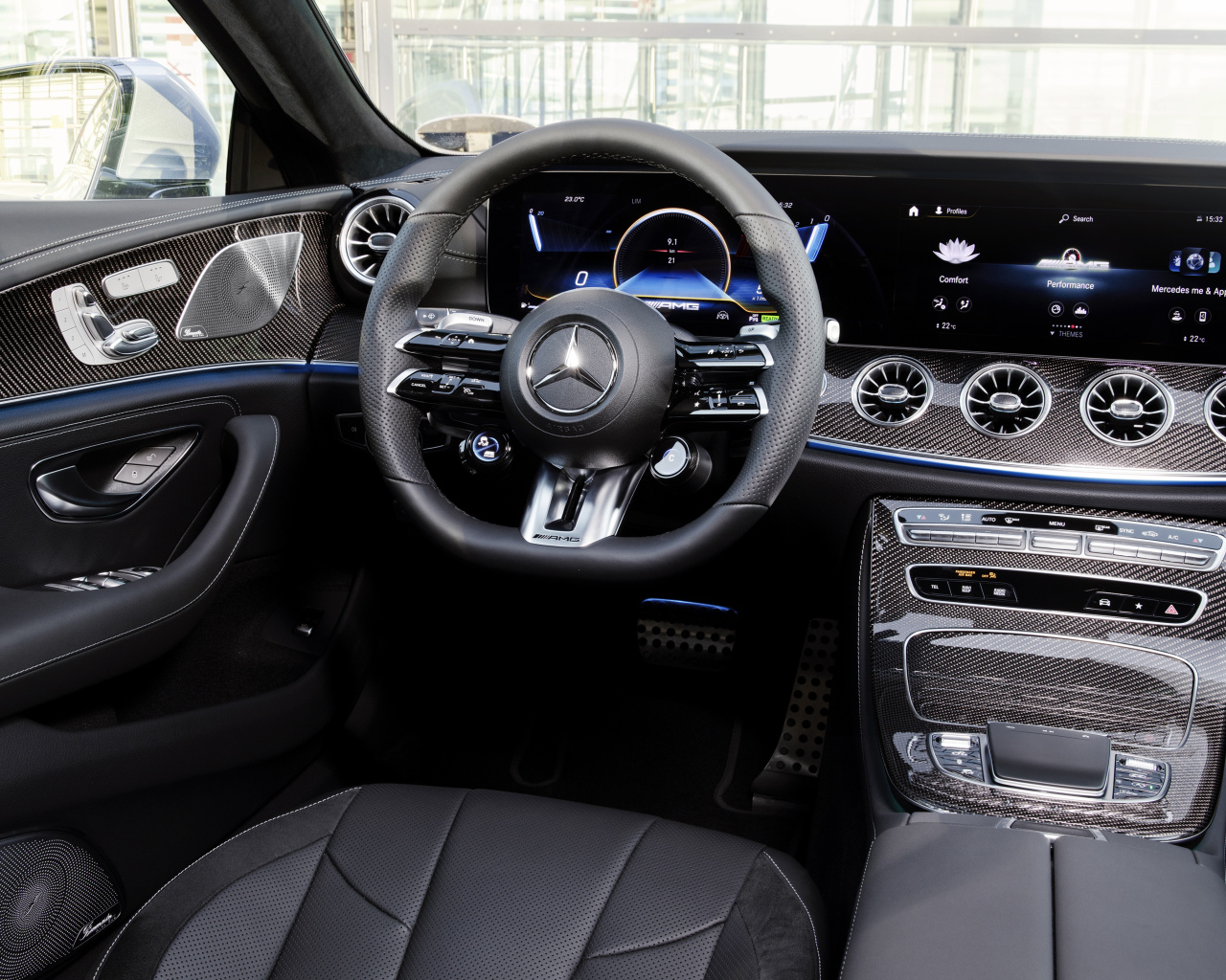 Стильный черный салон  автомобиля Mercedes-AMG CLS 53 4MATIC+ 2021 года