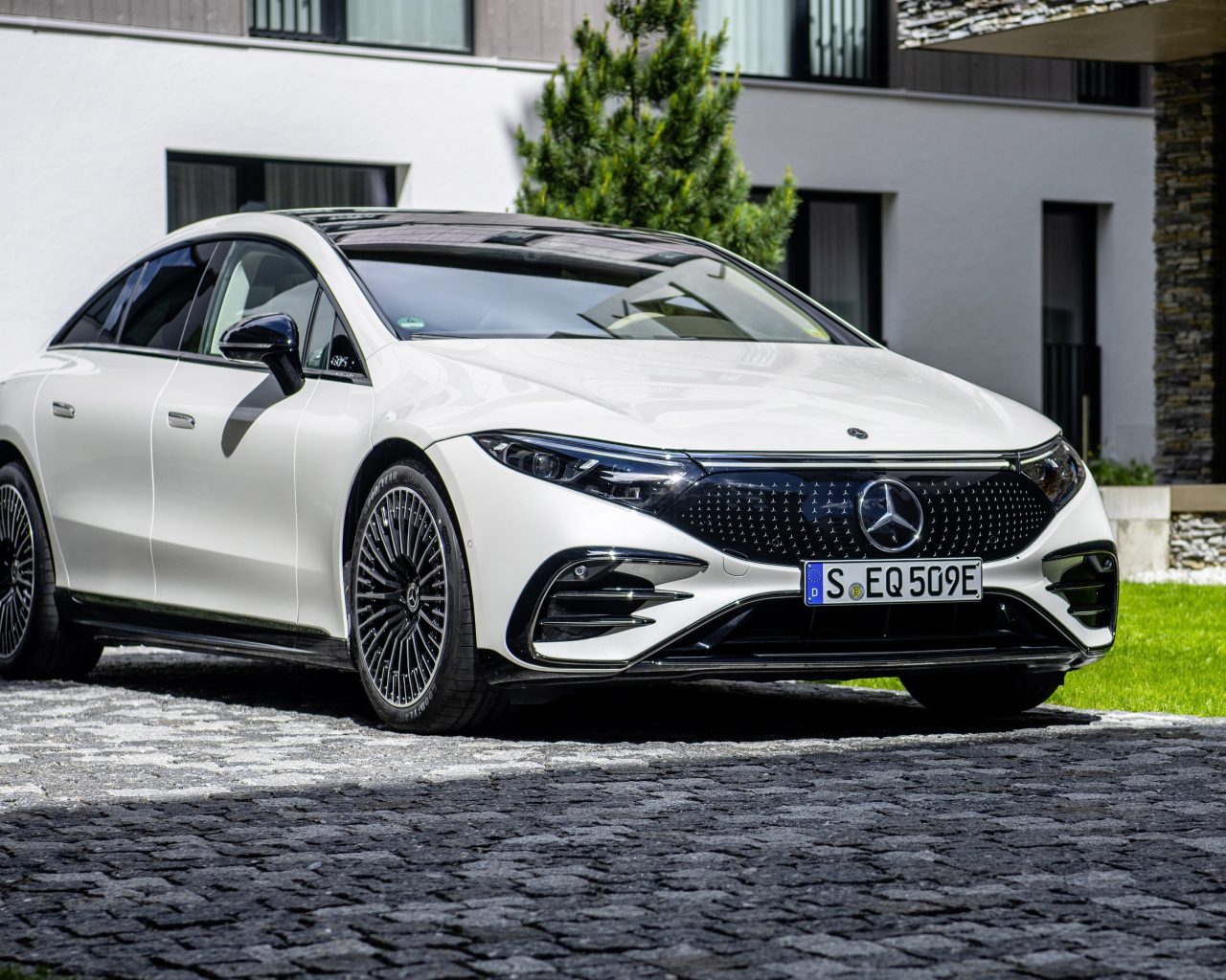 Белый Mercedes-Benz EQS 580, 2021 года у дома