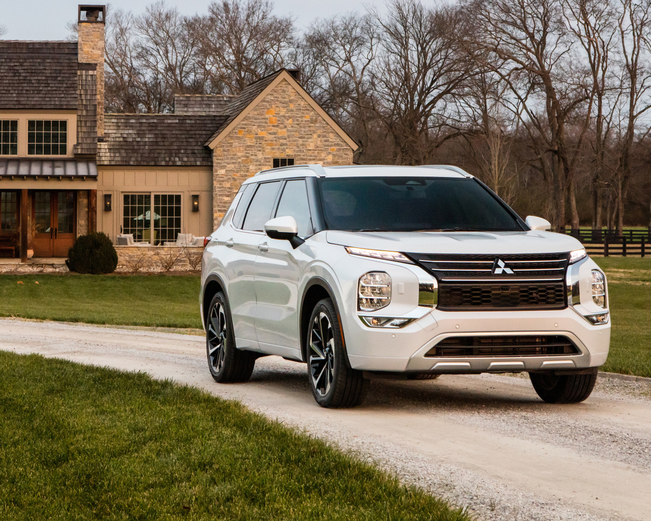 Белый внедорожник  Mitsubishi Outlander SEL, 2021 года у дома