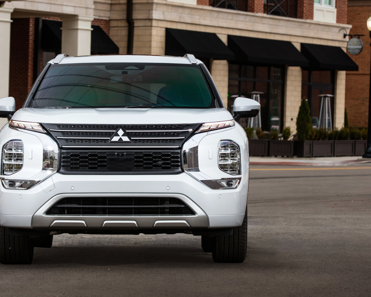 Белый Mitsubishi Outlander SEL, 2021 года вид спереди