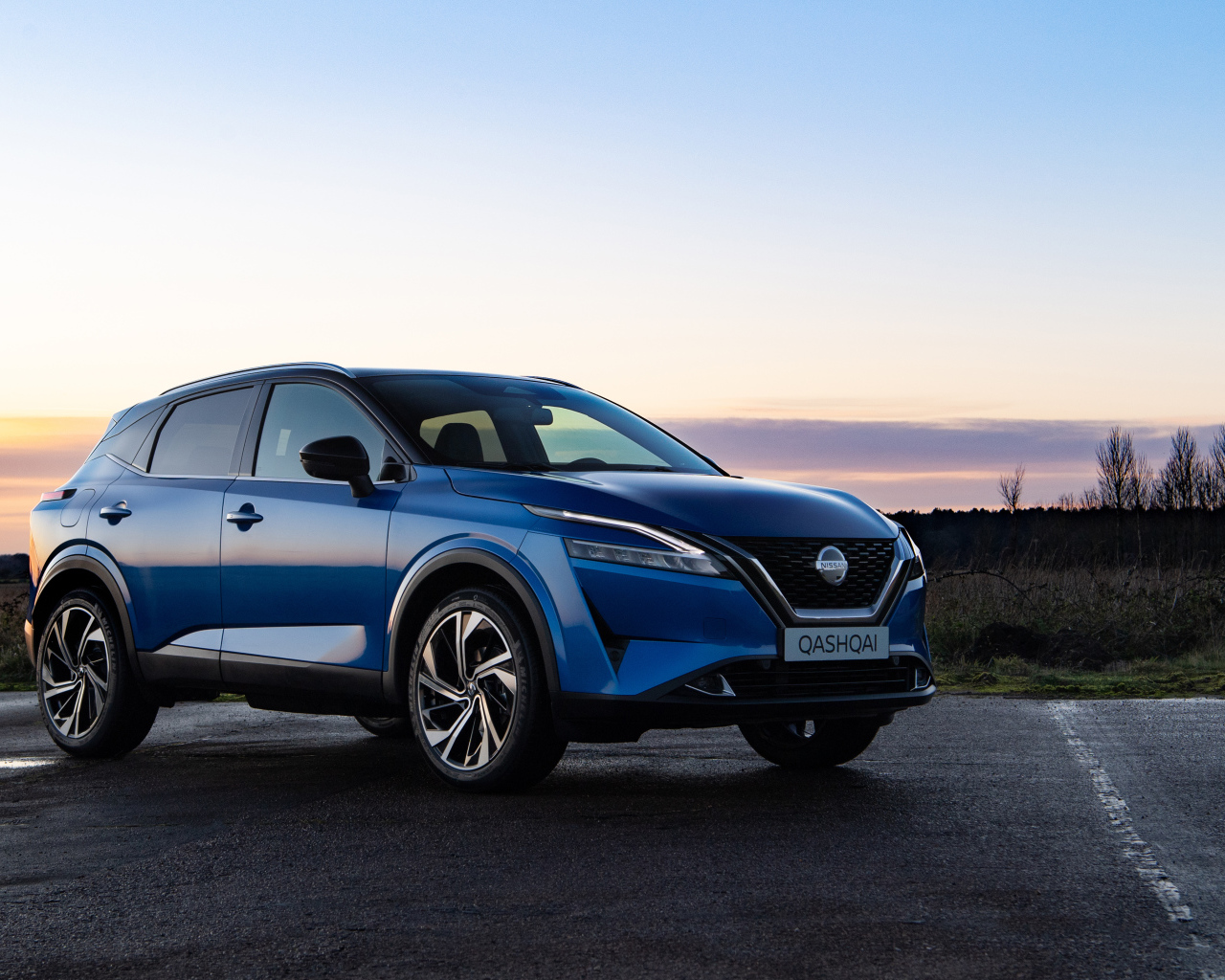 Внедорожник Nissan Qashqai 2021 года на фоне заката