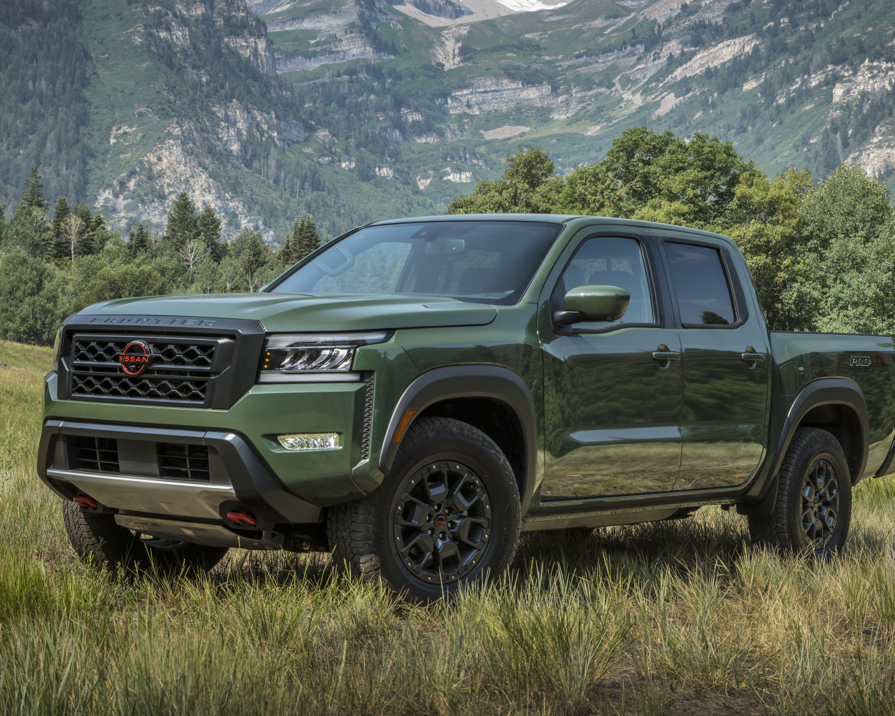 Внедорожник Nissan Frontier Pro-4X, 2022 года в горах