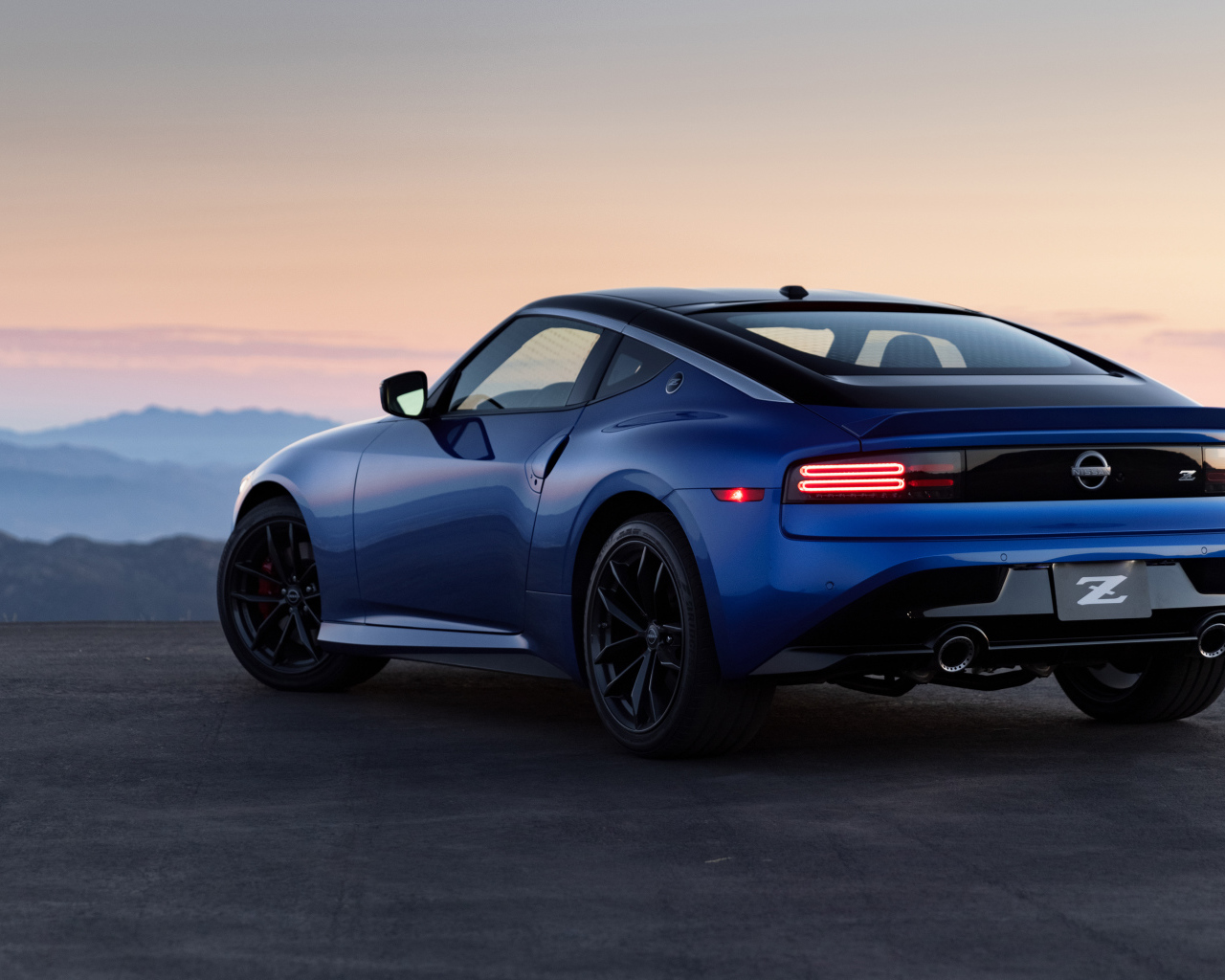 Синий  Nissan Z Performance, 2023 года вид сзади