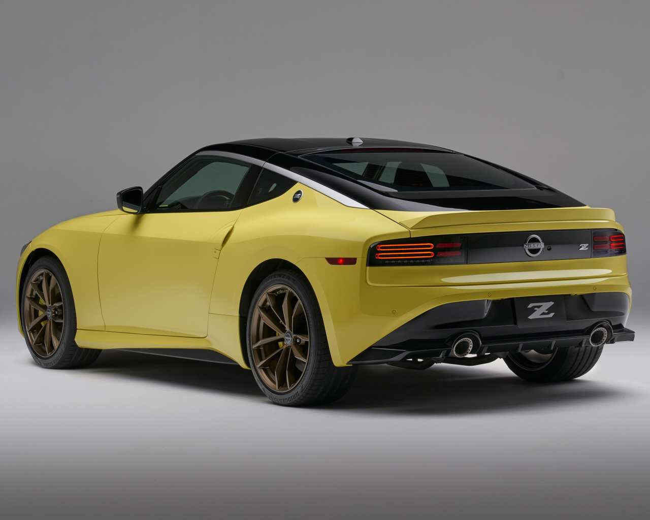 Желтый автомобиль Nissan Z, 2023 года вид сзади