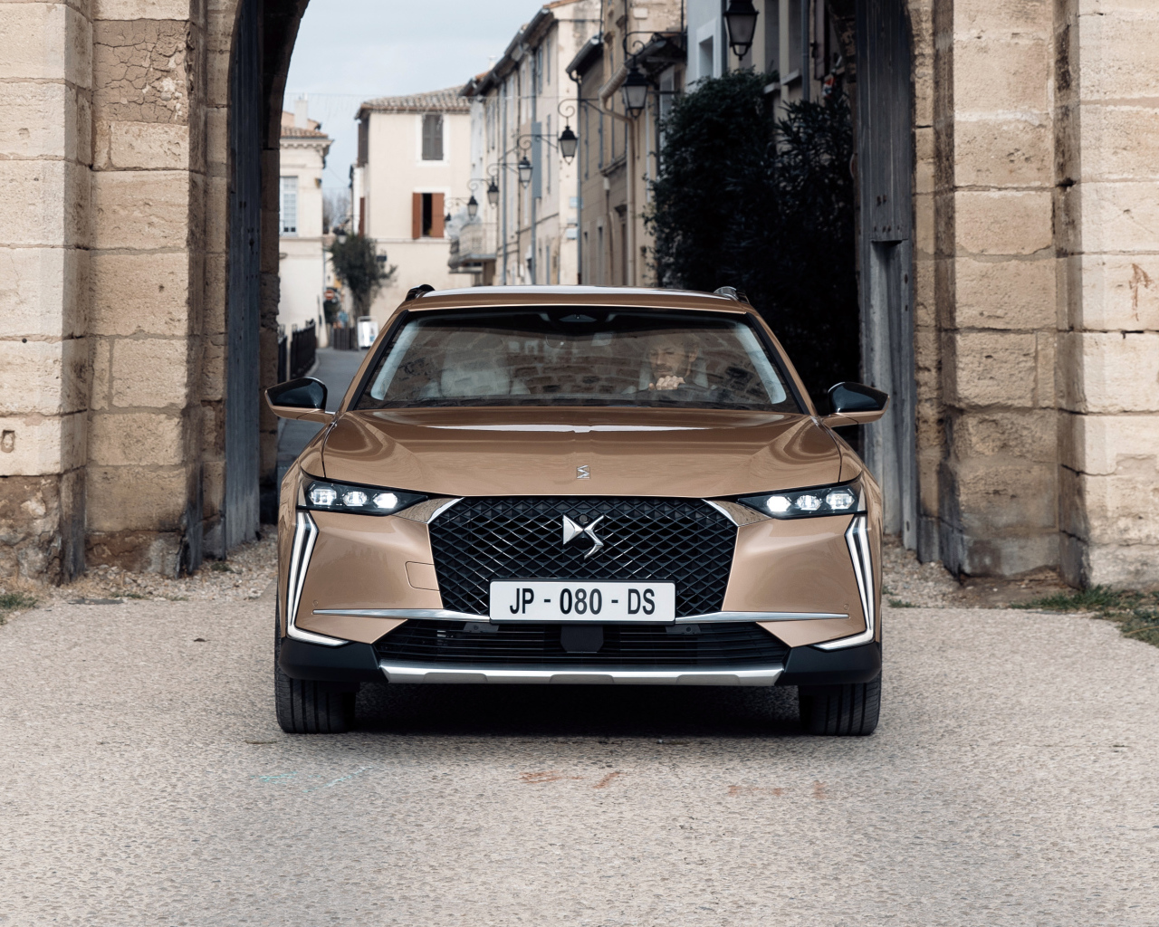 Автомобиль DS 4 Cross 2021 года вид спереди