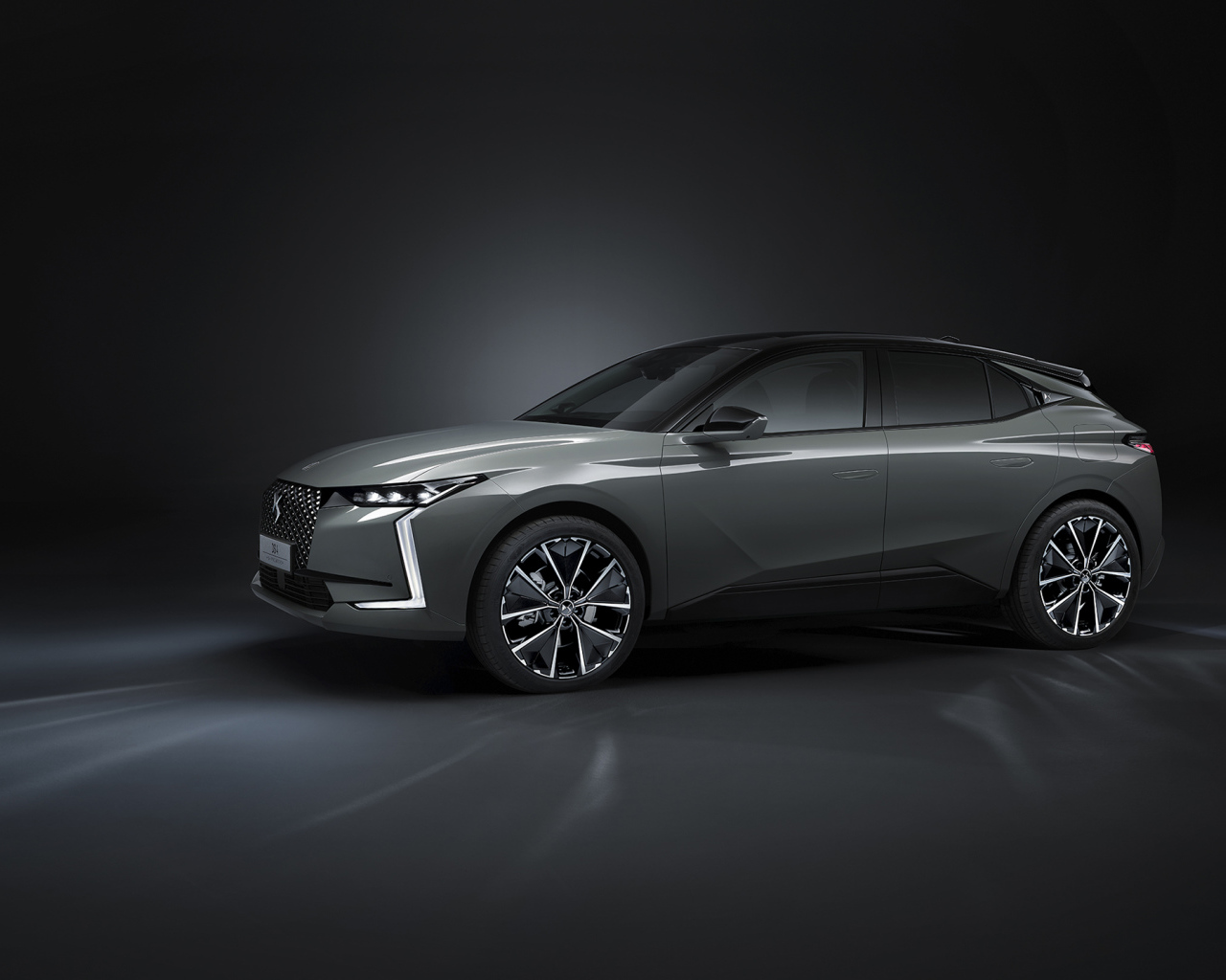 Автомобиль DS 4 E-Tense La Première 2021 года на черном фоне