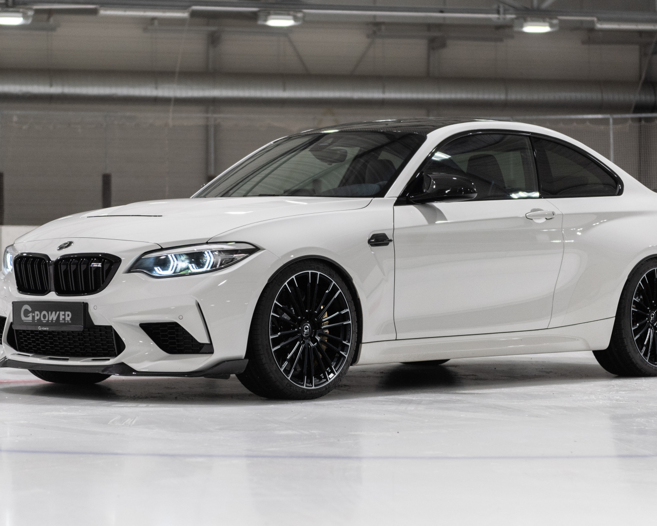 Белый автомобиль G-Power G2M CS Bi-Turbo 2021 года на льду