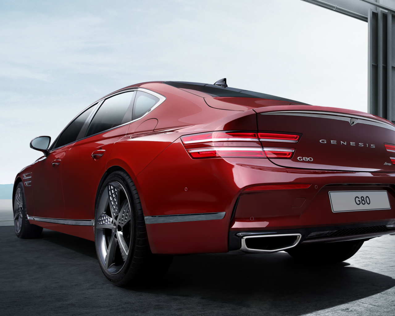 Красный автомобиль Genesis G80 Sport 2021 года вид сзади