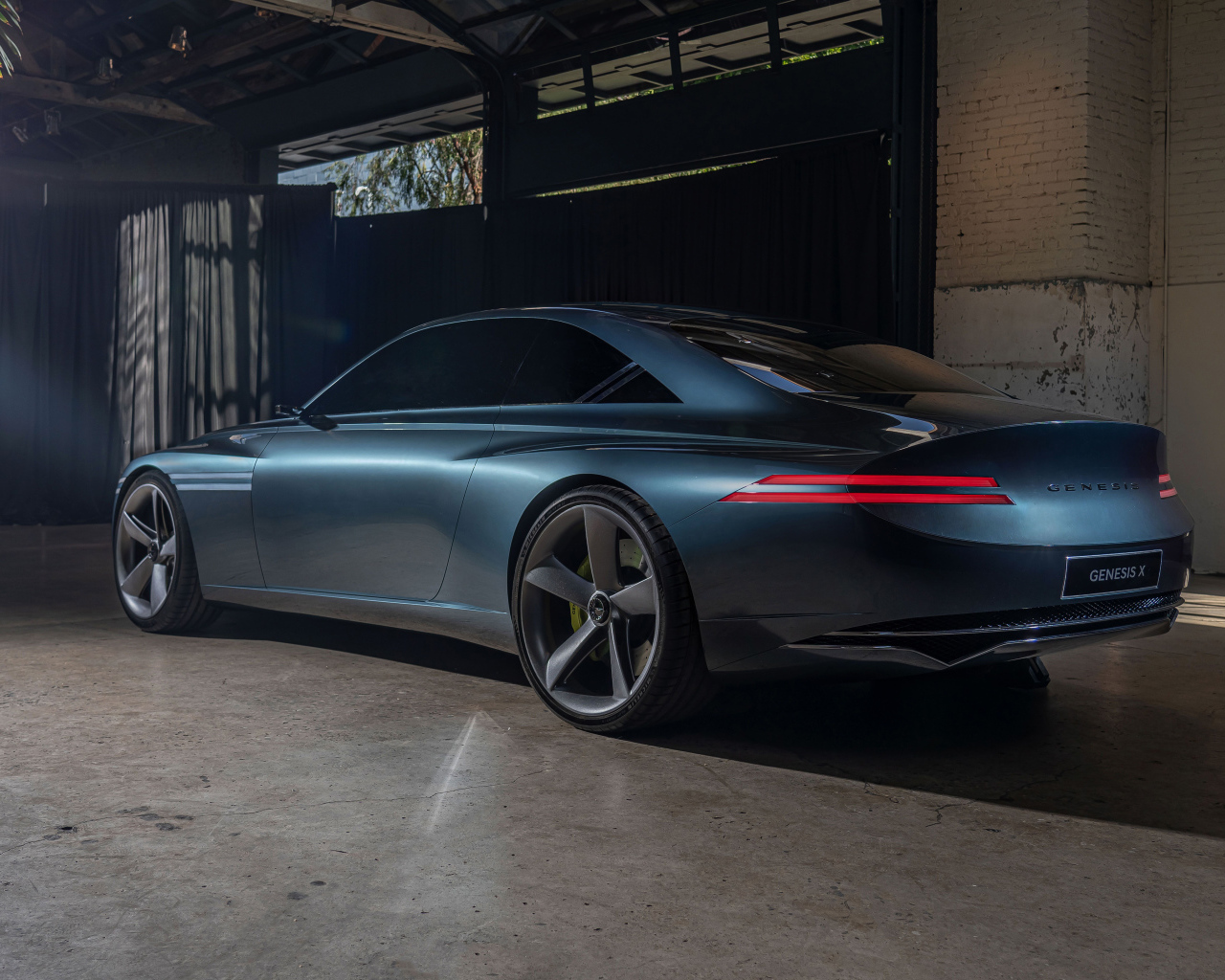 Автомобиль Genesis X Concept 2021  года у гаража