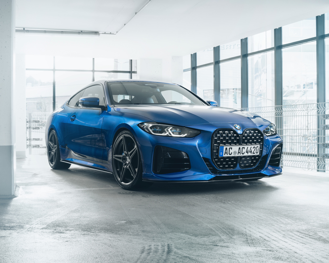 Синий автомобиль Schnitzer ACS4 4.0i 2021 года на заправке