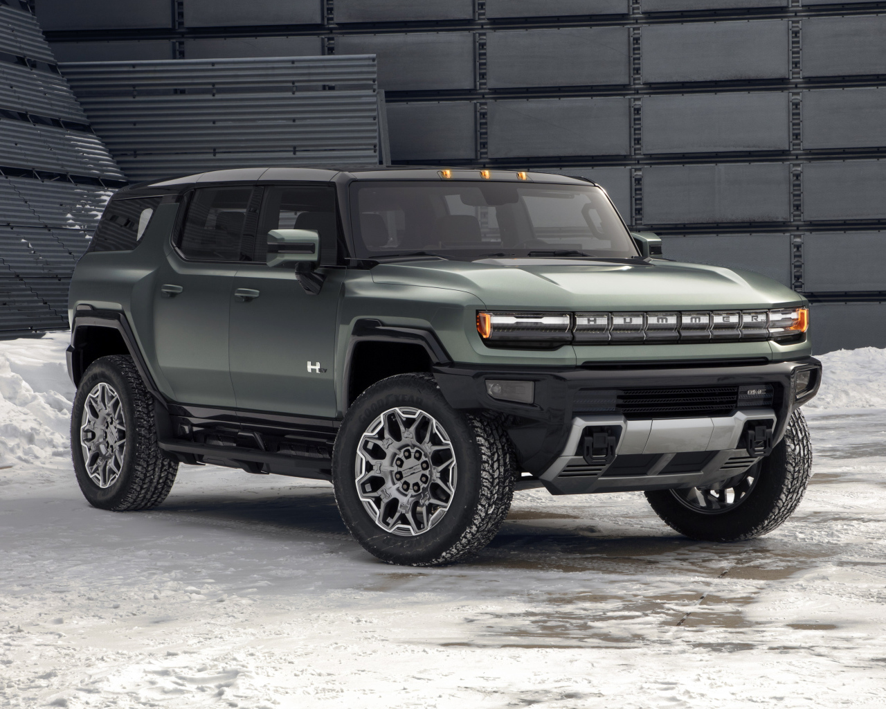 Внедорожник GMC Hummer EV, 2024 года на фоне стены