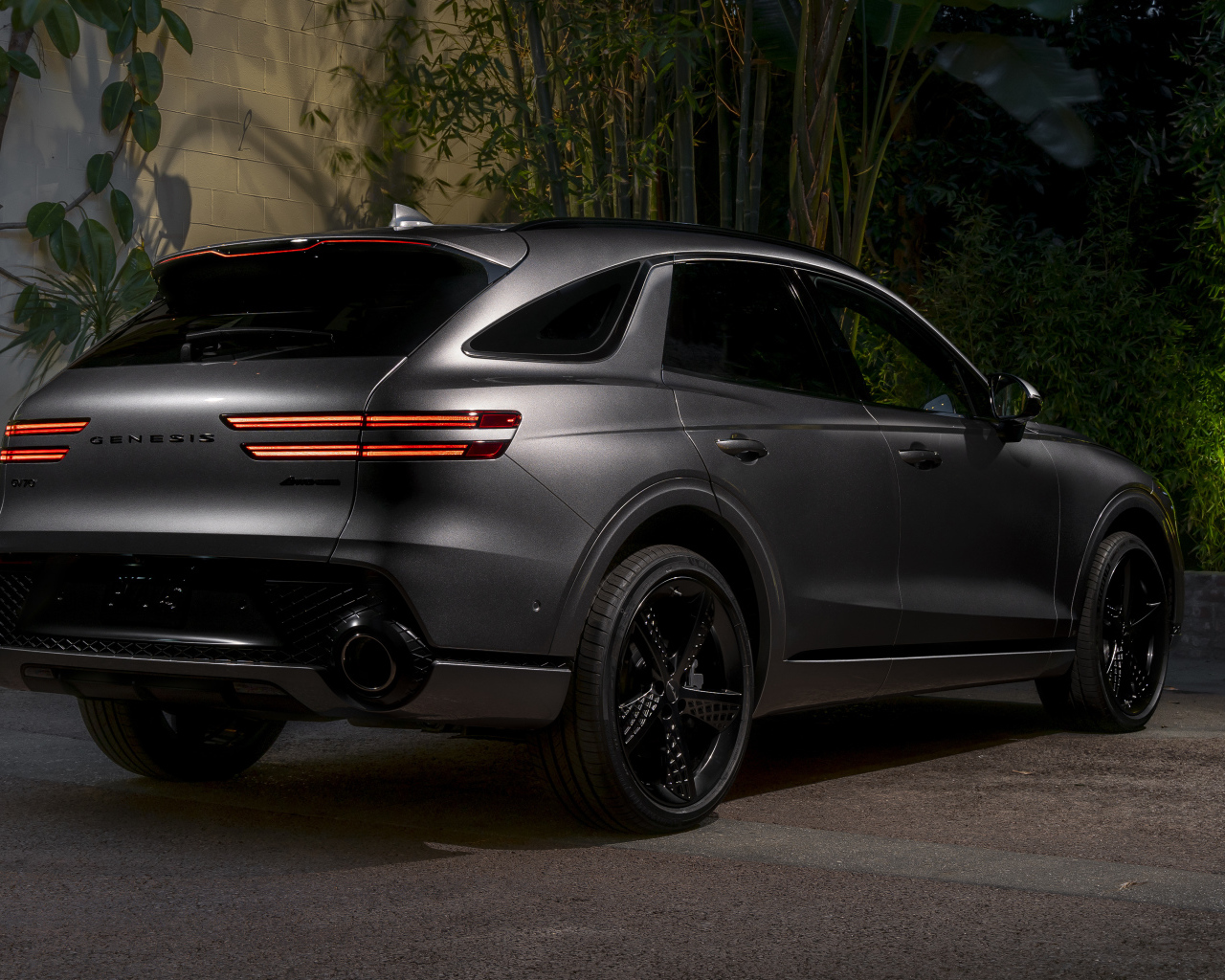 Кроссовер Genesis GV70 3.5T AWD, 2022 года вид сзади