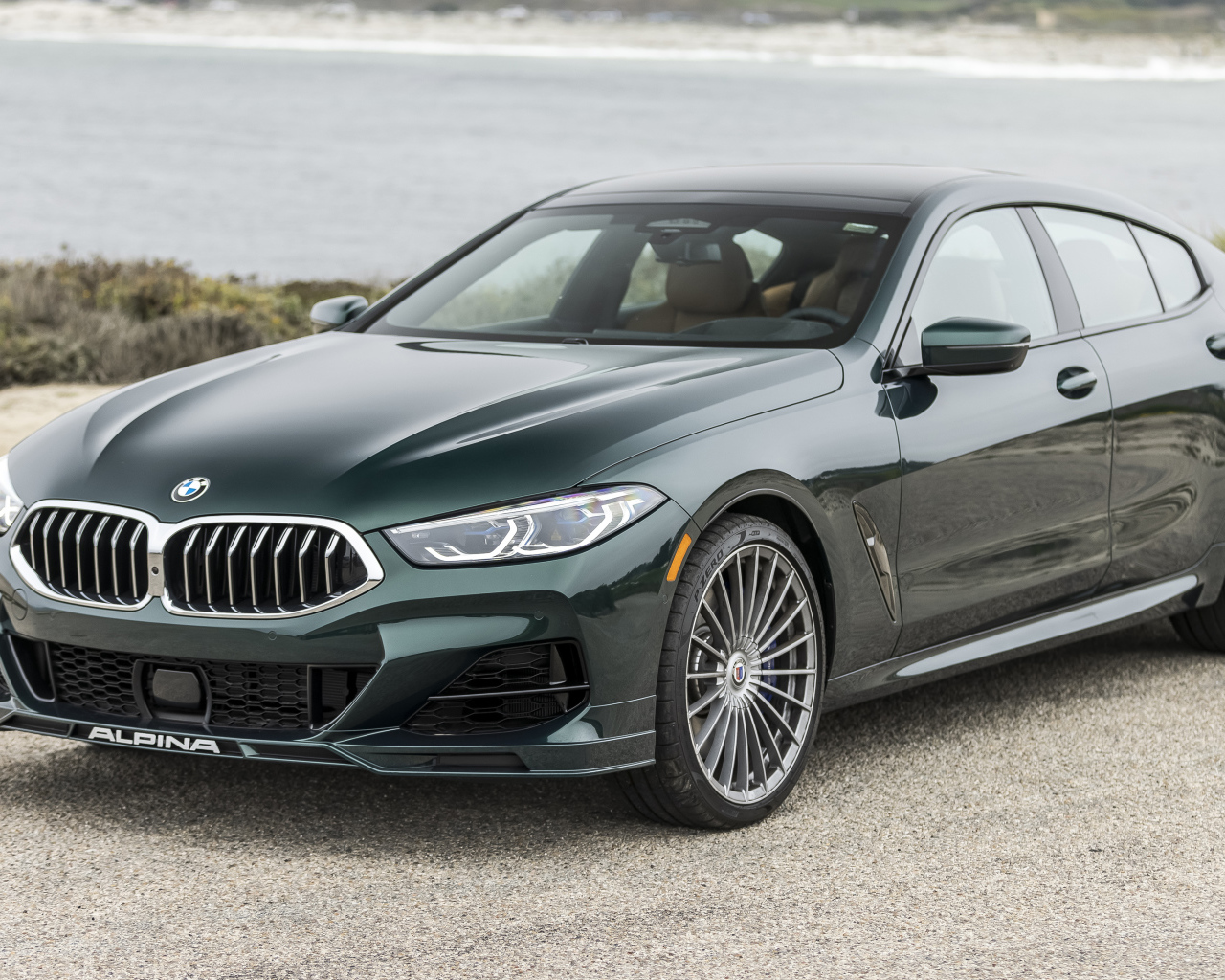 Зеленый автомобиль Alpina B8 Gran Coupé, 2022 года