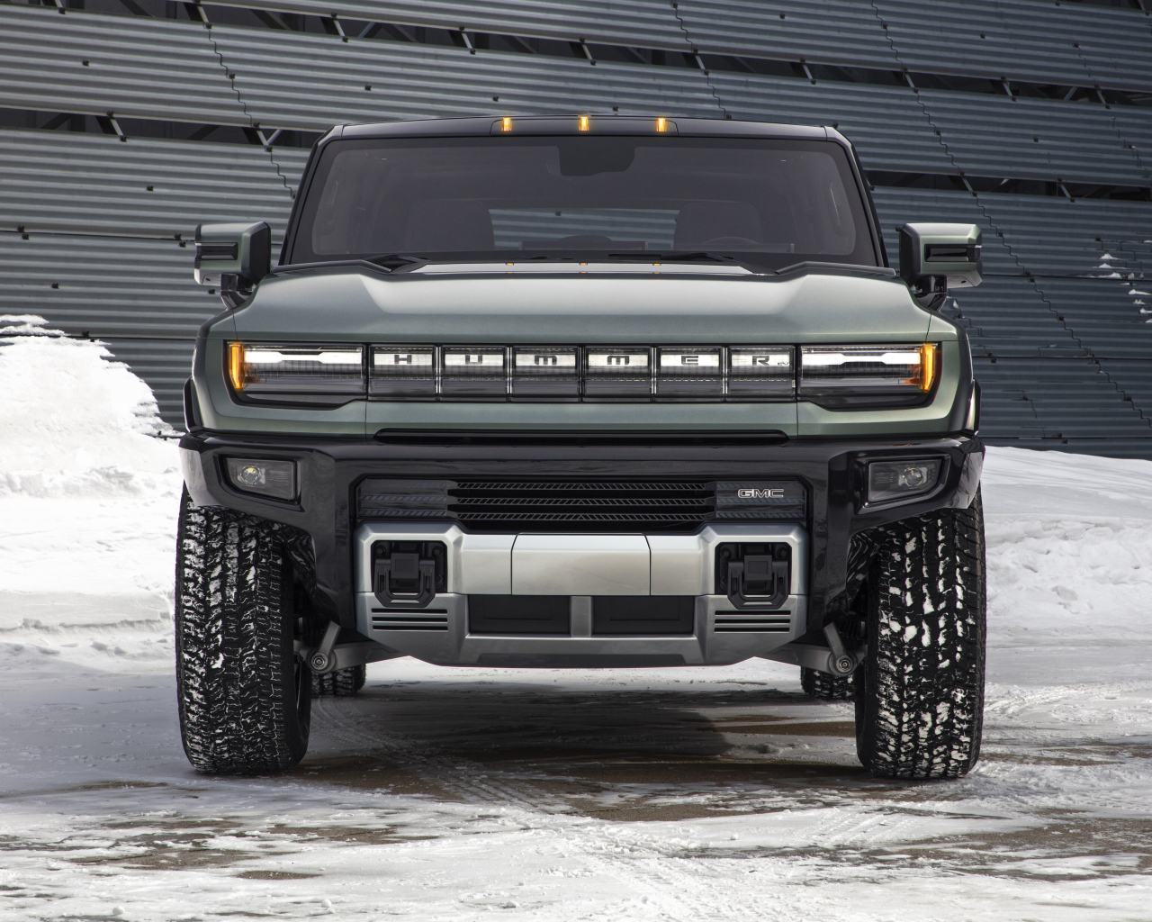 Джип GMC Hummer EV, 2024 года на снегу