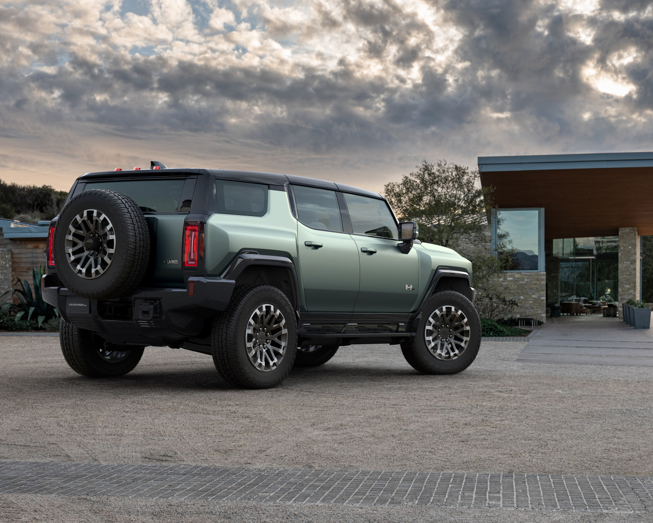 Внедорожник  GMC Hummer EV, 2024  на фоне неба