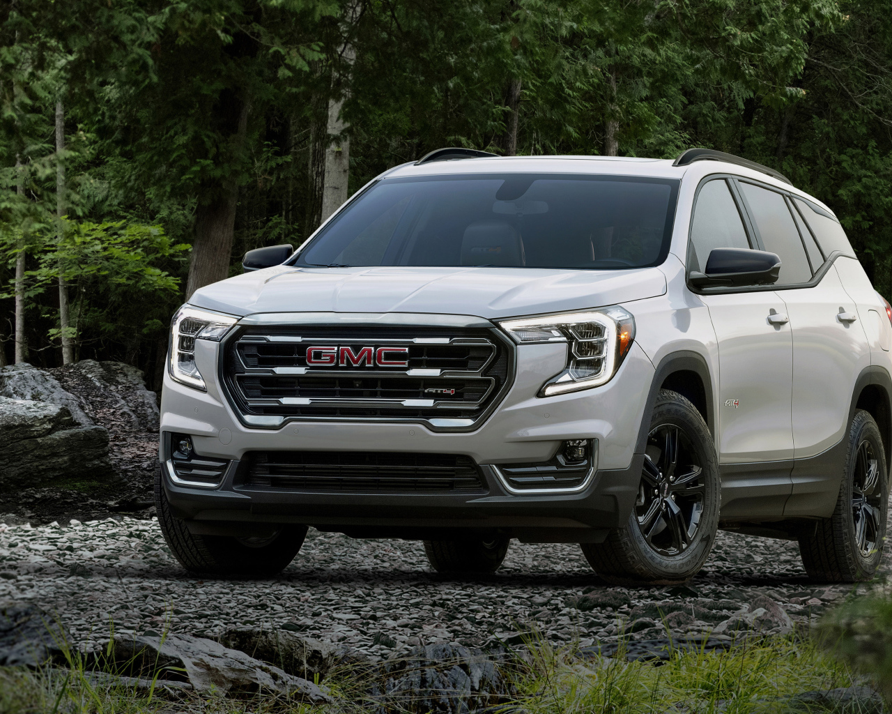 Внедорожник GMC Terrain AT4 , 2022 года в лесу