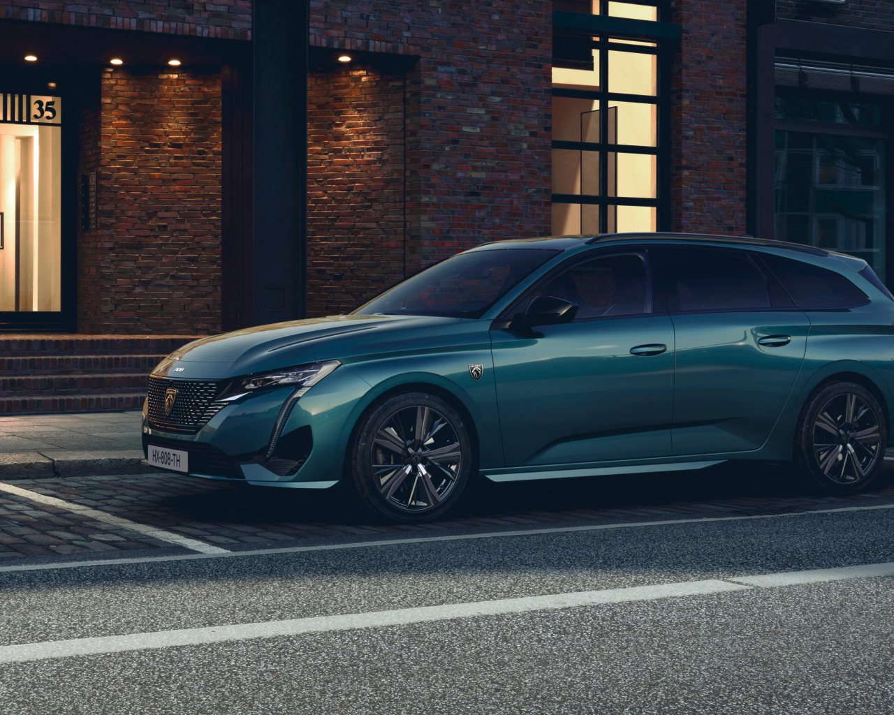 Автомобиль Peugeot 308 SW GT 2021 года вид сбоку