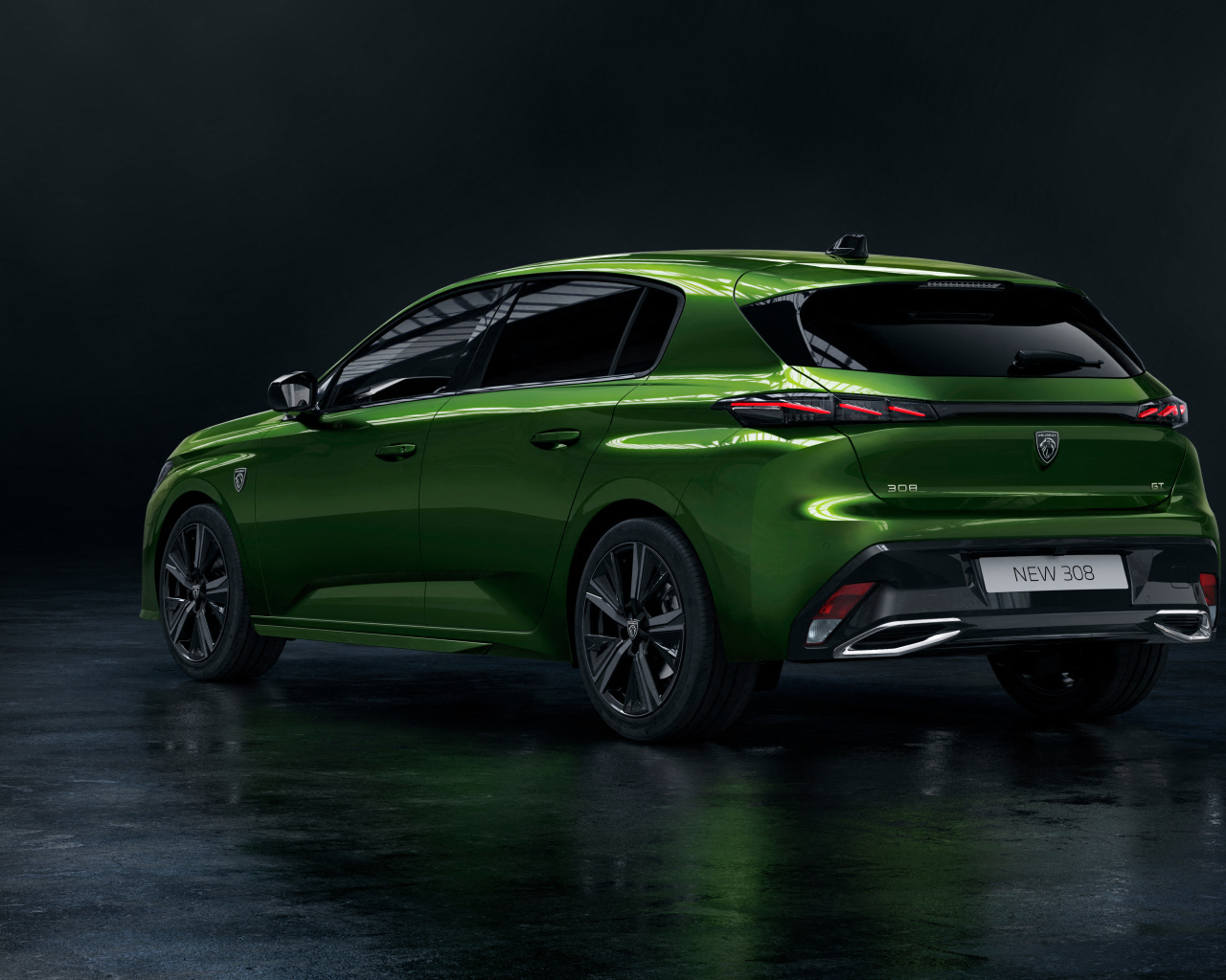 Автомобиль Peugeot 308, 2021 года вид сзади на черном фоне
