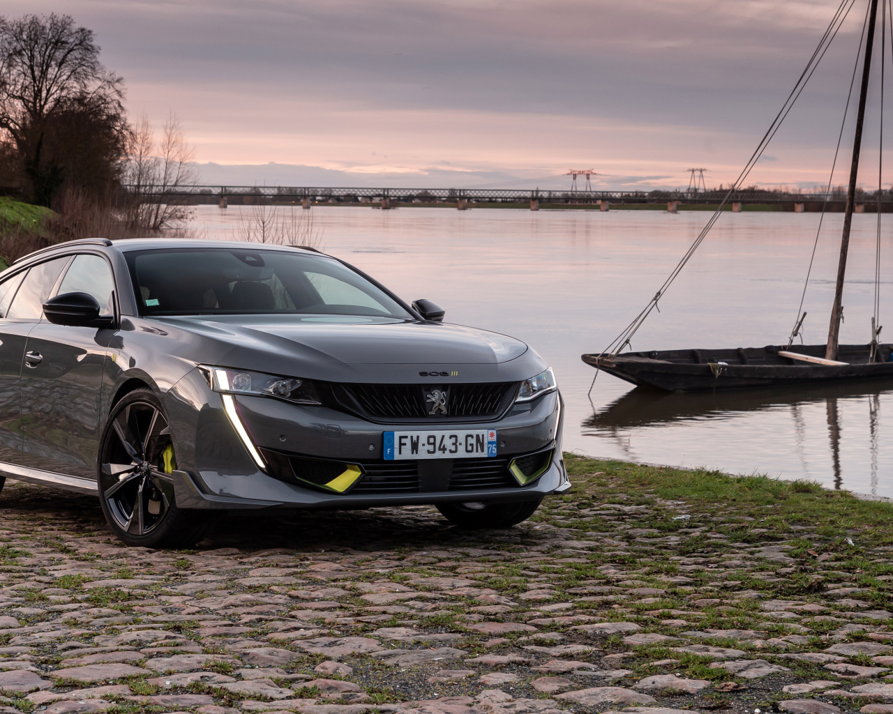 Автомобиль Peugeot  508 SW  2021 года у реки