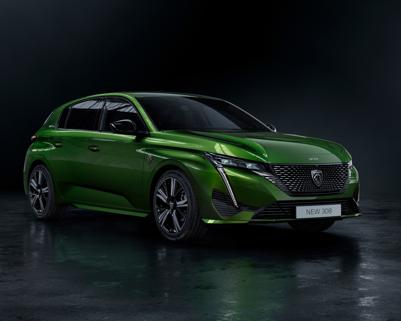 Кроссовер Peugeot 308, 2021 года на черном фоне