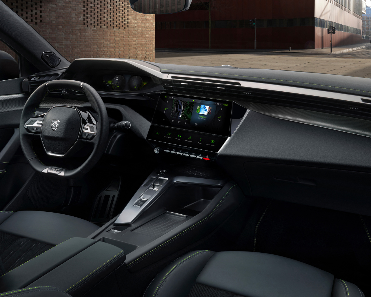 Дорогой черный кожаный салон автомобиля Peugeot 308, 2021 года