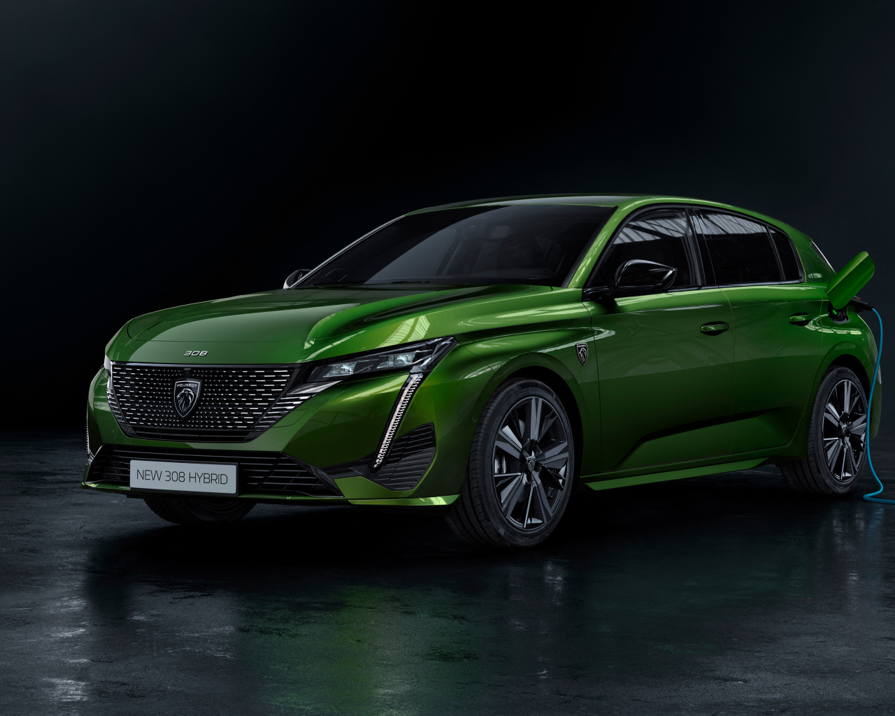 Зеленый автомобиль Peugeot 308, 2021 года на заправке