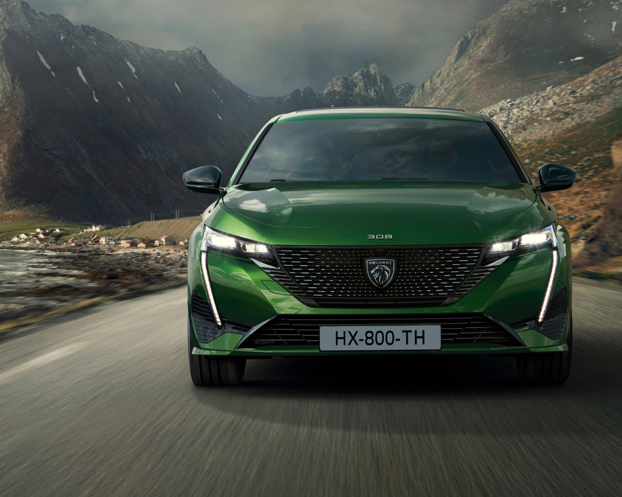 Автомобиль Peugeot 308 в горах