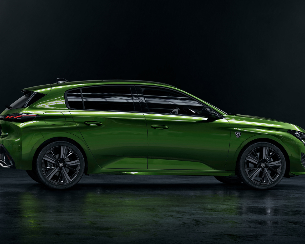 Автомобиль Peugeot 308 вид сбоку на черном фоне