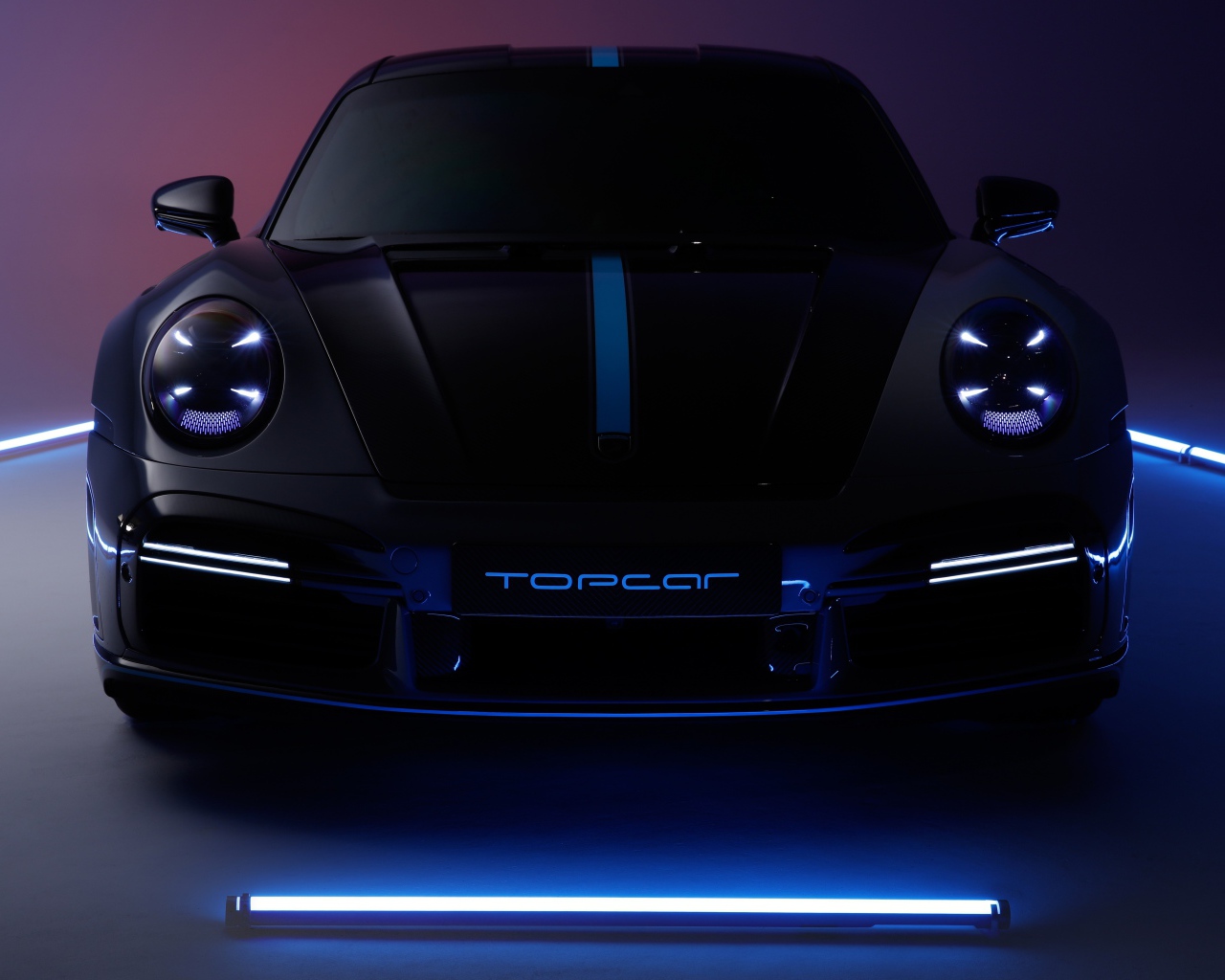 Черный Porsche 911 Turbo S Stinger GTR 3 2021 года с неоновой подсветкой