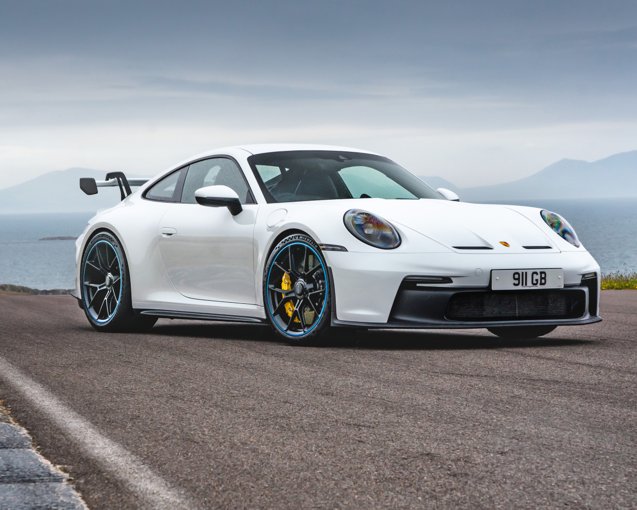 Белый автомобиль Porsche 911 GT3 PDK 2021 года у залива