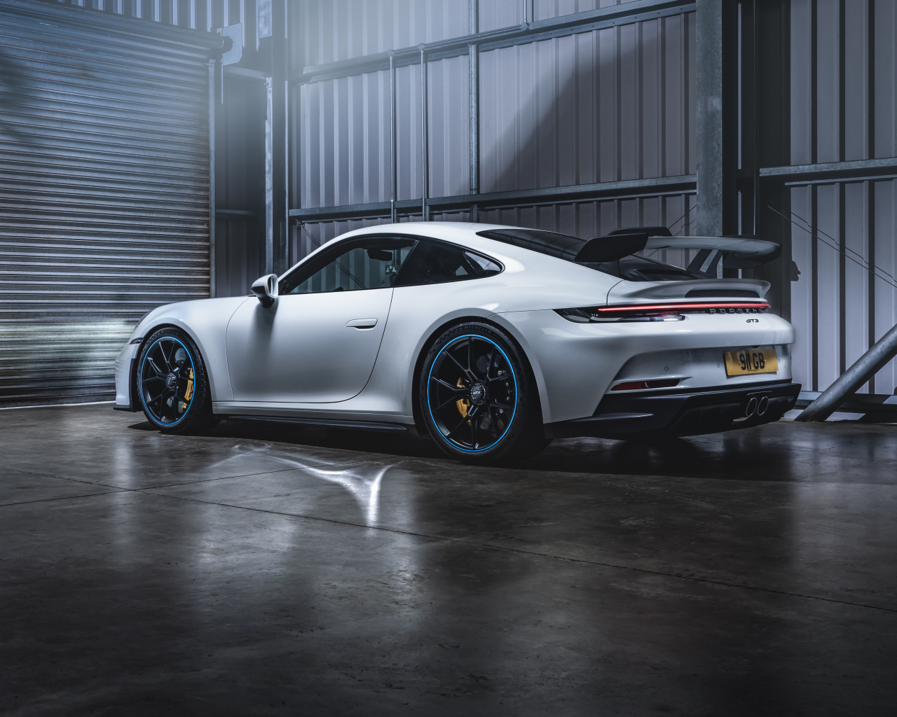 Белый автомобиль Porsche 911 GT3 PDK 2021 года в гараже