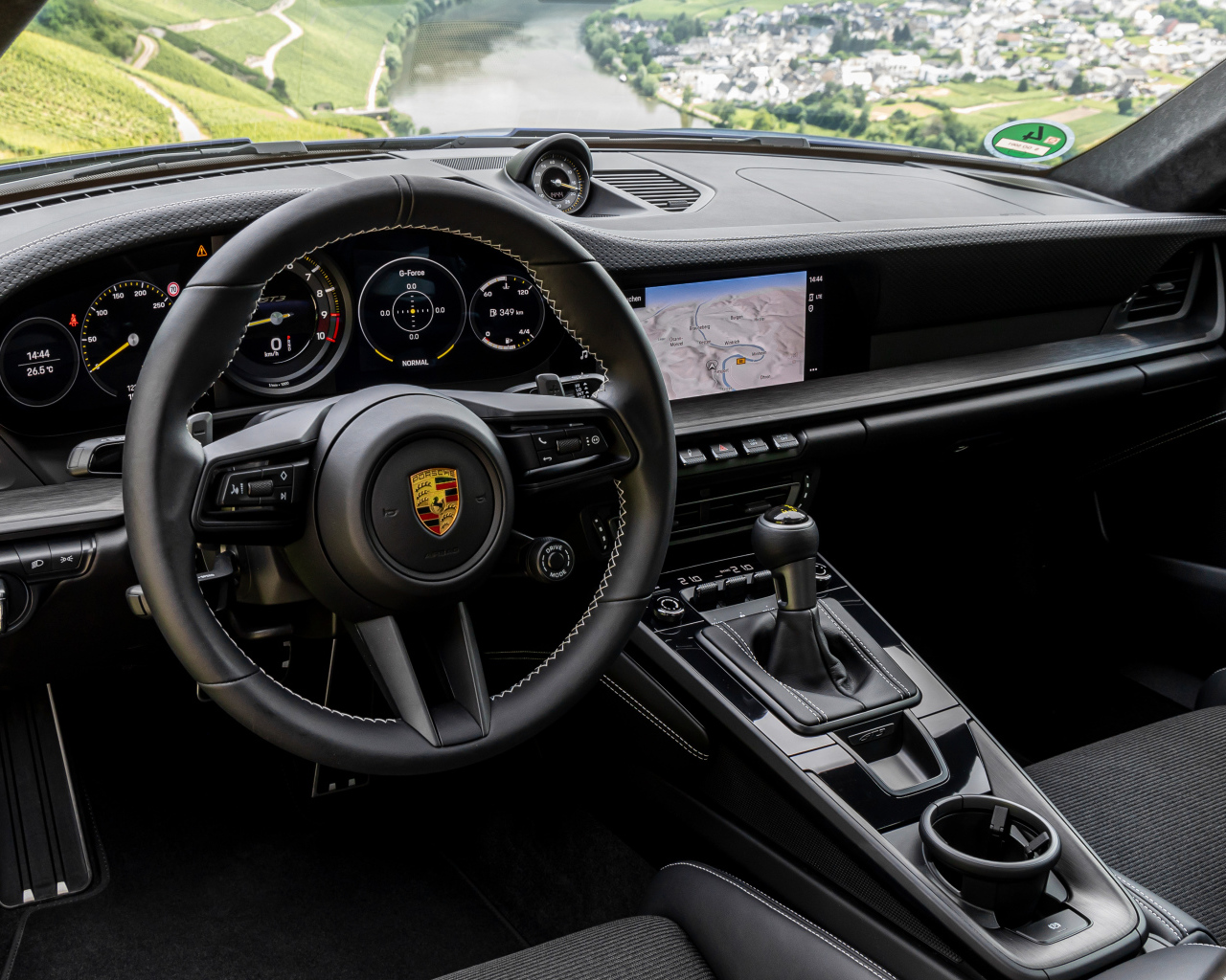 Черный кожаный салон автомобиля Porsche 911 GT3 Touring PDK 2021 года